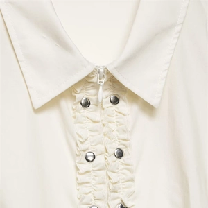 Chemise en popeline à manches courtes, col à revers, volants et rivets métalliques