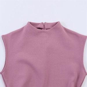 Vue détaillée du col montant et du zip invisible sur une robe sans manches rose
