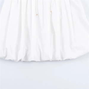 Detailansicht weißes Popeline-Kleid mit Falten, Kordelzug und einem Ballonsaum