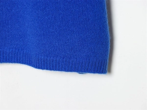 Vue macro détaillée du tricot bleu roi avec une texture duveteuse et des poignets côtelés