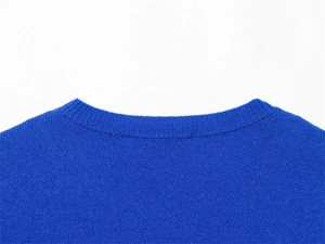 Gros plan détaillé du col rond bleu roi et de la texture en maille fine du pull