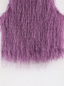 Primer plano detallado del top morado con flecos y texturas de fibras afelpadas