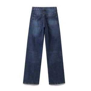 Detailansicht der tiefblauen Wide-Leg-Jeans mit klassischen Gesäßtaschen und Waschungseffekt