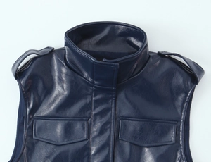 Dettaglio del gilet in ecopelle blu scuro con colletto alla coreana e spalline decorative