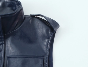 Dettaglio del gilet in pelle blu scuro con spalline e cuciture del colletto alla coreana