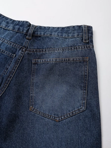 Detail der dunkelblauen Jeans mit Gesäßtasche und Kontrastnähten aus Denim