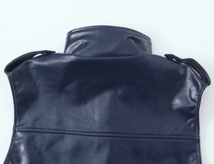 Dettaglio del gilet in pelle PU blu navy con colletto rialzato e spalline con bottoni