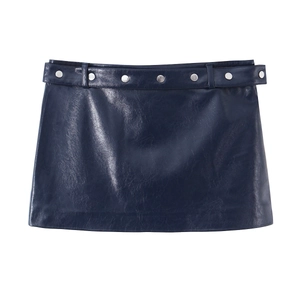 Minigonna in ecopelle blu scuro linea ad A con cintura decorata da borchie argento
