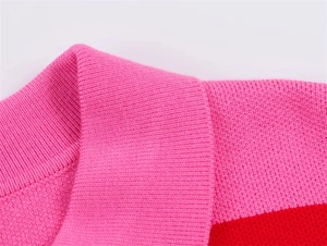 Détail de la maille côtelée du col polo avec rayures contrastées rouge et magenta vif