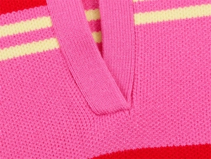 Détail du col en V d'un pull en maille avec rayures roses, jaunes et rouges vives