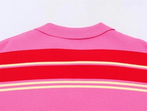Détail du col polo et de la maille rayée sur un pull à rayures roses et rouges élégant