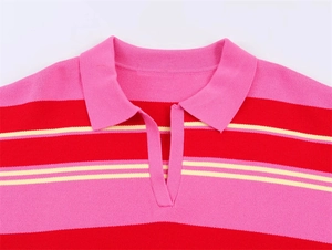 Gros plan détaillé du col polo rayé et de la texture en maille rouge et rose