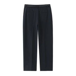 Vista posteriore di pantaloni a gamba dritta da donna con cintura elegante e tasche classiche