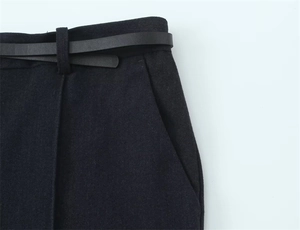 Dettaglio della vita di pantaloni a gamba dritta con cintura minimalista e cuciture tasche