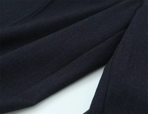 Dettaglio del tessuto twill blu navy con cuciture a doppio ago ad alta resistenza