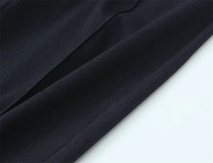 Dettaglio ravvicinato della trama del tessuto in twill di cotone blu scuro dei pantaloni