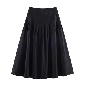 Gonna midi a pieghe nera classica linea A in tessuto liscio per un look minimalista ufficio