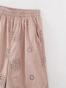 Detail der mauvefarbenen Hose mit Lochstickerei, Elastikbund und Seitentaschen