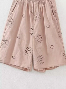 Detail rosa Shorts mit Hohlstickerei, elastischem Bund und seitlichen Taschen aus Baumwolle