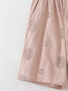 Detailansicht der altrosa Shorts mit feiner Lochstickerei und seitlichem Taschendesign