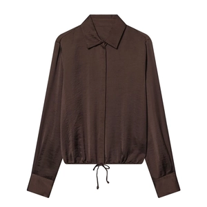 Chemise élégante en satin marron foncé à manches longues avec ourlet à cordon de serrage