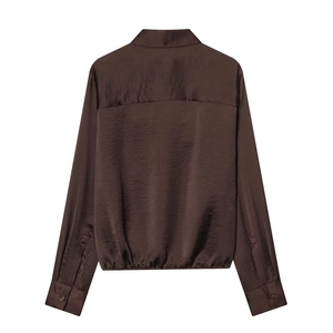Chemisier en satin marron foncé à manches longues avec taille élastique et col classique