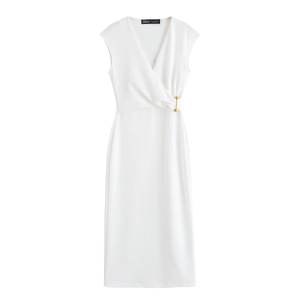 Robe midi élégante blanche sans manches à col en V avec épingle dorée à la taille