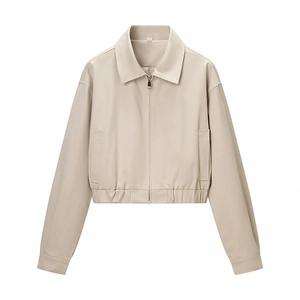 Veste courte beige minimaliste avec col à revers et ourlet élastique sur fond blanc