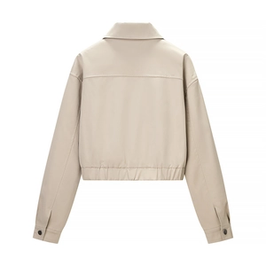 Vue arrière d'une veste courte beige à revers avec ourlet élastique et épaules tombantes