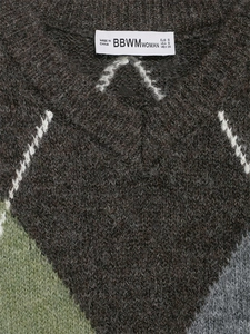 Nahaufnahme von Strickpullover mit Rautenmuster, Kragendetail und Textur