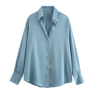 Camicia minimalista in raso celeste a maniche lunghe con colletto classico elegante