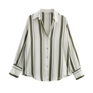 Camicia a maniche lunghe in raso a righe verticali verdi e bianche con vestibilità ampia