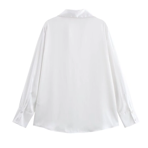 Vista posteriore della camicia bianca in raso a maniche lunghe con tessuto lucido