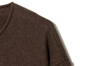 Detail van de kanten kraag en pofmouwen op een donkerbruine retro blouse voor dames