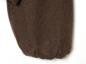 Macro-opname van de donkerbruine pluche manchet met zachte fluwelen textuur en elastiek