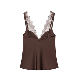 Canotta in raso marrone scuro da donna con scollo a V e delicato pizzo a ciglia