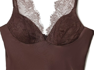 Dettaglio canotta in raso marrone scuro con bordo in pizzo floreale delicato sullo scollo