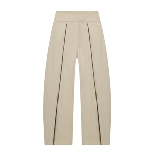 Detail einer khakifarbenen Hose mit weitem Bein, tiefer Bundfalte und Ballon-Silhouette