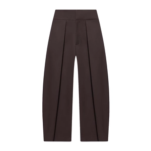 Detail einer hoch taillierten, dunkelbraunen Hose mit weitem Bein und doppelten Falten