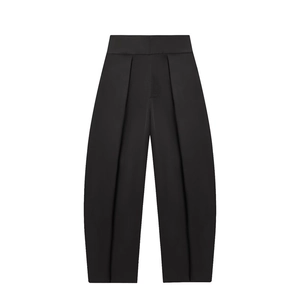 Detailansicht der schwarzen High-Waist-Ballonhose mit tiefen vorderen Falten