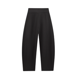 Detailansicht der schwarzen High-Waist-Balloon-Hose mit Bogenschnitt und strukturierter Textur