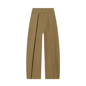 Detailansicht der khakifarbenen Faltenhose mit hoher Taille und modernem Ballonschnitt