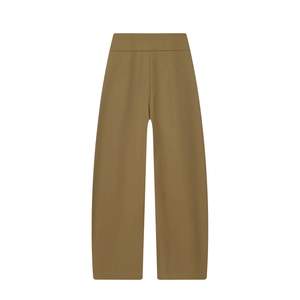 Detailansicht der khakifarbenen Hose mit hoher Taille und eleganten Bundfalten