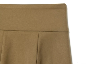 Nahaufnahme der khakifarbenen Faltenhose mit hoher Taille und feiner Textur der Naht