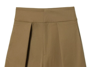 Details der dunkel-khakifarbenen Hose mit doppelter Bundfalte und sauberer Verarbeitung