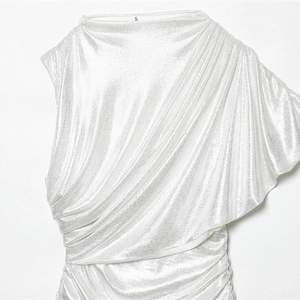 Abito argento metallizzato aderente con drappeggio asimmetrico e design moderno