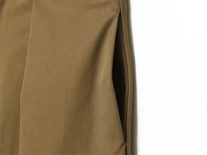 Detail der khaki Twill-Ballonhose mit Seitentasche und hochwertiger Stoffstruktur
