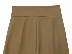 Detailansicht der olivbraunen Hose mit hohem Bund und Bundfalten-Design für Damen