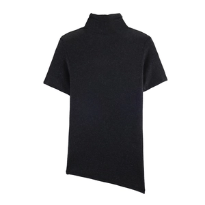 Dettaglio dell'orlo asimmetrico e del collo alto di questo top in maglia nera a maniche corte