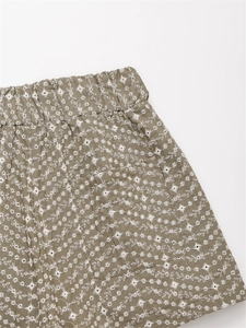 Detail der khakifarbene Shorts mit Stickerei, elastischem Bund und quadratischer Tasche